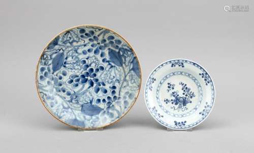 2 Weißblau-Teller, China, 18./19. Jh., 1 x all-over Dekor mit Blumen und braunem Rand (D. 23 cm), 1 x Blumengebinde und Bordüren mit Kreuzschraffur (D. 16 cm)