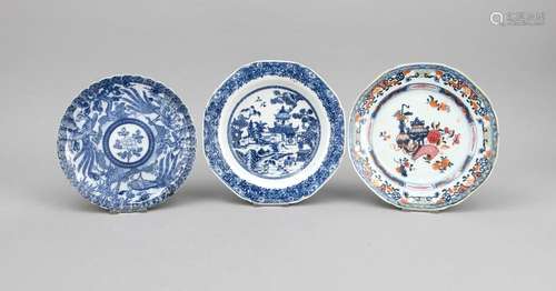 3 Teller China, 19./20. Jh., 2 x Blauweiß-Dekor, davon 1 x mit Phönixen, gerippt (D. 21 cm), und 1 x Landschaft mit Architekturen, geschweifter Rand (D. 23 cm), 1 x Stillleben-Dekor in den Farben der Imari-Palette + hellgrün, geschweifter Rand (D, 23 cm)