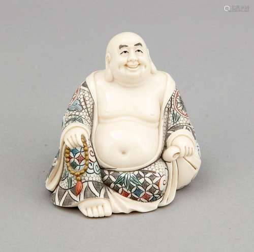 Elfenbein-Buddha, Japan, 19. Jh., sitzende Figur mit reich geschmücktem Gewand in Ritztechnik, polychrom gefärbt, eine goldstaffierte Kette in der rechten haltend, H. 10 cm