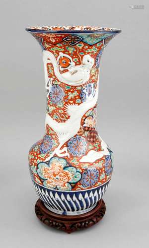 Imari Vase, China/Japan, wohl 19. Jh., geschulterte Form mit langem, zylindrischen Hals. Dekor in Eisenrot, Kobaltblau und Gold, Blumenreserven, gelbgrüne Wolkenbänder, um den Hals windet sich ein weißer Drache im Relief, ausgestellter Rand auf der Innenseite mit Blütenranke, Haarriss, H. 44 cm