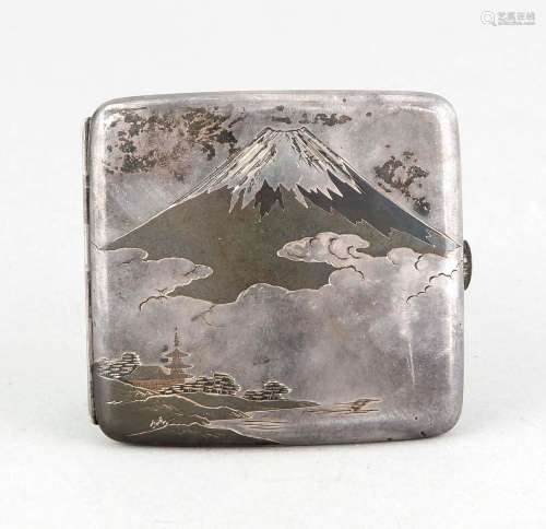Niello-Zigarettenetui 950er Silber, Japan, Anf. 20. Jh., Landschaft mit Fuji und Wolken, entsprechendes Dekor auf der Innenseite, rückseitig signiert, ca. 7,5 x 8,5 cm