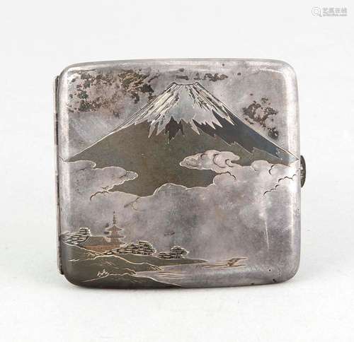 Niello-Zigarettenetui 950er Silber, Japan, Anf. 20. Jh., Landschaft mit Fuji und Wolken, entsprechendes Dekor auf der Innenseite, rückseitig signiert, ca. 7,5 x 8,5 cm