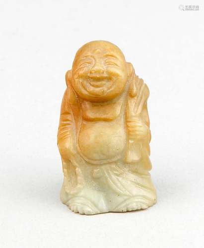 kleiner Buddha, China, 20. Jh., grünbrauner Stein (keine Jade), H. 6 cm