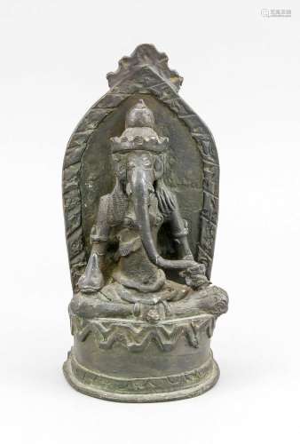 Ganesha, Indien, 19./20. Jh., Bronze mit leicht grünlicher Patina, auf halbrundem Sockel, von Schirm hinterfangen, H. 21 cm