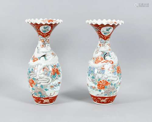 paar große Baluster-Vasen mit gewelltem Rand, China, Anfang 20. Jh., umlaufende, polychrome Malerei mit Blumen und Insekten, halbplastische Drachenapplikation, die sich um den Hals schlängelt, oben dunkelrot-grundiger Abschluss mit floralem Ornament und 2 Reserven mit Laubmotiven, H. 60 cm