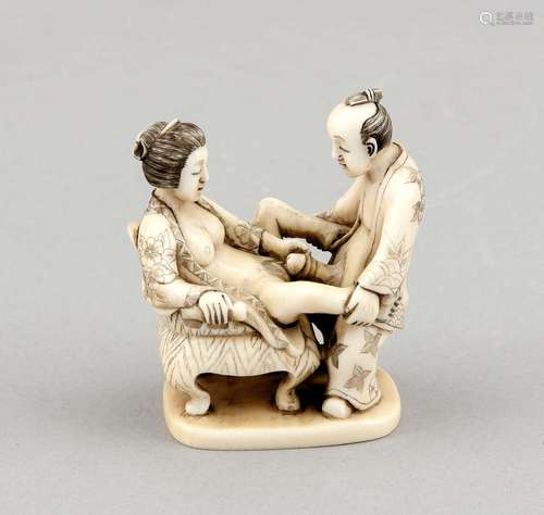 A 19th-century Japanese okimono, ivory carving, blackened engravings, h. 7 cm