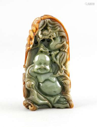 Jade-Schnitzerei, China, Mitte 20. Jh., Buddha von Lotosblatt hinterfangen, Vorderseite spinatgrüne Jade, Rückseite überwiegend warme Brauntöne (ein Stück), H. 11 cm