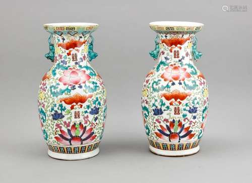 paar Famille-Rose-Baluster-Vasen, China, 1. H. 20. Jh., polychromer Dekor mit Rankwerk, Blüten und Fledermäusen, figürliche Handhaben als Fo-Hunde. Rote, gestempelte Siegelmarke, H. 39 cm