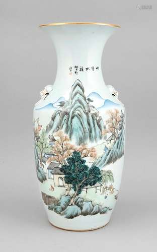 Vase, China, um 1900, geschulterte Form, Handhaben am Halsansatz in Form von Löwen/Fo-Hunden mit Goldresten, polychromer Dekor in blaugrünen Tönen, Berglandschaft mit Dorf, Kalligrafie, Goldrand, H. 43 cm