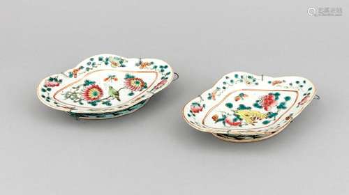 A pair of 19th-century Chinese famille rose bowls, 19. Jh., of quatrefoil form with scalloped border, raised stand ring, polychromed with peach flowers and bird, the underside with bats and peaches, wire suspension, 21 x 14 cm