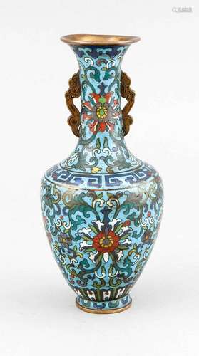 Cloisonné-Vase, China, spätes 18. Jh., Dekor mit Lotosblüten und in Grüntönen gehaltenem Rankwerk vor hellblauem Fond. Wolkenbandartige Messinghandhaben, Lippe leicht verzogen, H. 19 cm