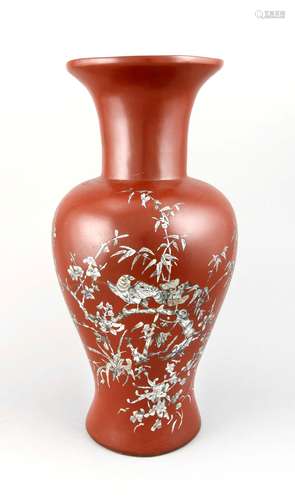 große Baluster Lack-Vase, China, 20. Jh., Dekor in Perlmutt-Einlegearbeit, zwei Vögel auf einem knorrigen Ast von Blüten umgeben, dunkelroter Fond, leicht best., H. 54 cm