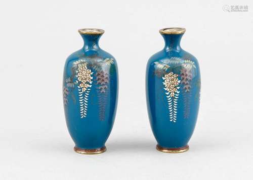 paar kleine Cloisonné-Vasen, Japan um 1900, Glyzinien vor blauem Hintergrund, H. 10 cm