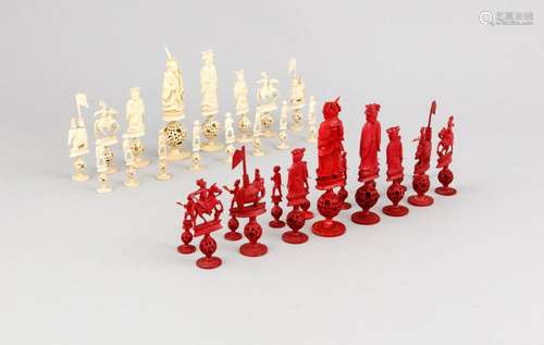 A set of 19th-century Chinese Canton chess figures, ivory carved, natural-coloured and red, on circular stand with puzzle ball (even the smallest figure), some minimally chipped, h. ca. 6 - 14 cm