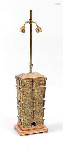 Fangyi-pot mounted as lamp stand, China, 20th century?, patinated bronze, two-tiered wooden base, vertically adjustable lamp (without shade), 2 light bases, h. bronze 32 cm