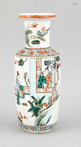 Famille-Vert-Vase, China 19. Jh., geschulterte Form, Dekor mit höfischer Szenerie. Boden mit blauem Doppelkreis ohne Marke, H. 29 cm