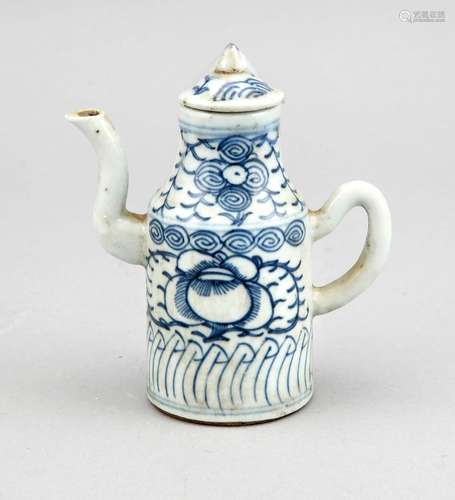 kleines Kännchen, China, 19. Jh., blauweißer Dekor mit Rankwerk und Blüten, kleiner Deckel mit Knauf. H. 14,5 cm