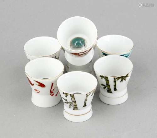 7 Sakebecher mit Lupenglas, China, 20. Jh., verschiedene Dekore, Goldrand, ber. & best., H. je Becher 5 cm