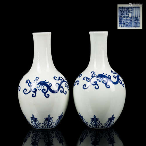 Pair Qianlong Mark Antique Blue&White Glazed Vase