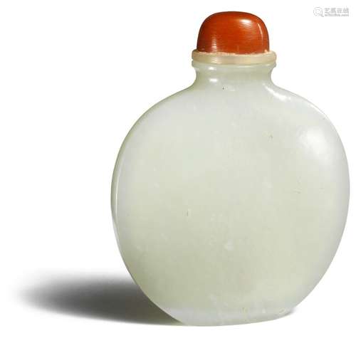 A Chinese  greyish jade snuff bottle, narrow rounded form, resting on a narrow flat base. Stopper of red coral on a mother of pearl base. H. 7.5 cm.