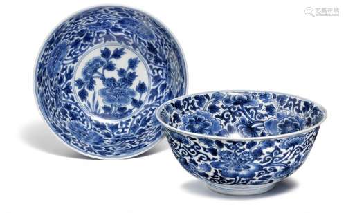 A pair of Chinese porcelain bowls decorated in underglaze blue. Marked Kangxi 1622–1722. Diam. 16 cm. H. 7.5 cm. (2)