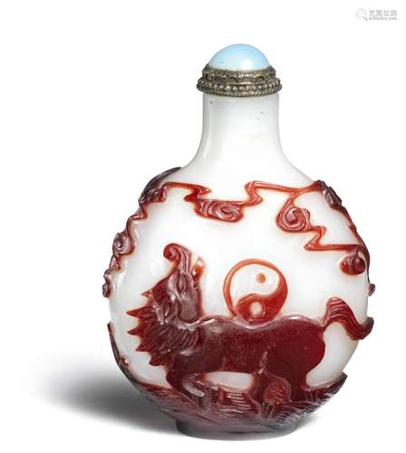 A Chinese snuff bottle in white camphor glass with dark red overlay. Qing 18th-19th century. H. 7 cm.