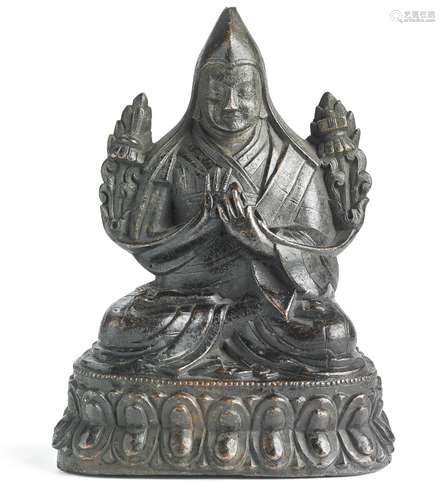 A Tibetan patinated bronze figure of Tsongkapa. 18th century. Weight 1395 g. H. 12.5 cm.