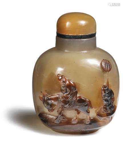 A Chinese bulbous shaped snuff bottle of carved agate with Huang Chengyan and his attendant resting on a small foot rim. 20th century. H. 6 cm.