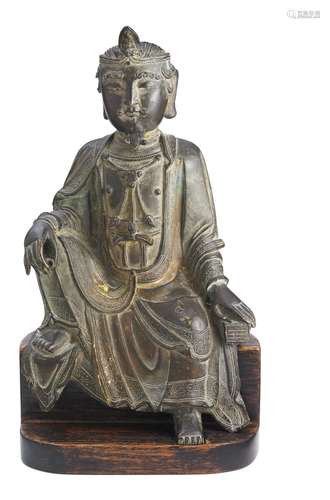 A Chinese patinated and gilt bronze figure of a seated Luohan. 17th/18th century. Weight 1545 g. H. 23 cm.