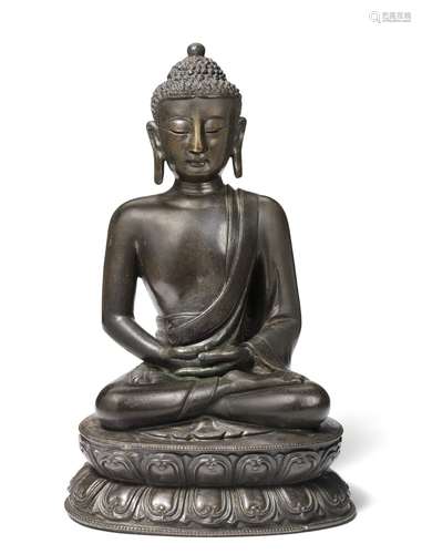 A Chinese patinated bronze buddha, 17th century. H. 31.5 cm.