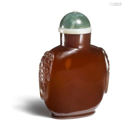 Two Chinese snuff bottles of cornelian and clear crizzled glass. Qing 19th century. H. 8.3 and 8 cm. (2)