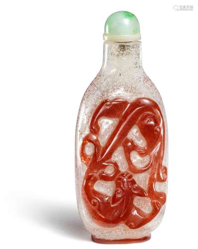 A Chinese glass snuff bottle with red overlay with coiled chilong, elongated form resting on a oval  red glass base. Qing 18th-19th century. H. 7.8 cm.