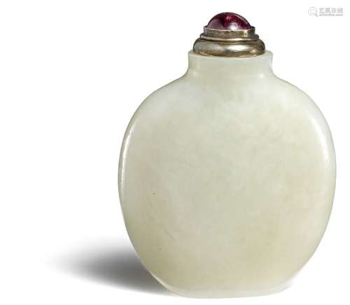 A Chinese greyish jade snuff bottle, flat rounded form shape, resting on a narrow base. Stopper in purple glass with metal setting.  Qing 18th-19th. H. 7 cm.