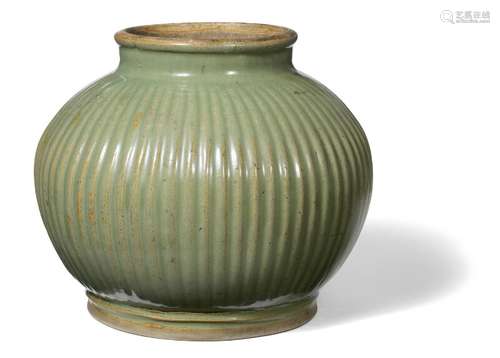 A Chinese green glazed jar. 18th century. H. 20 cm.