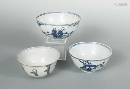 Two blue and white Ming dynasty bowls, Wanli period (1572-1620), painted with figures and dragons,