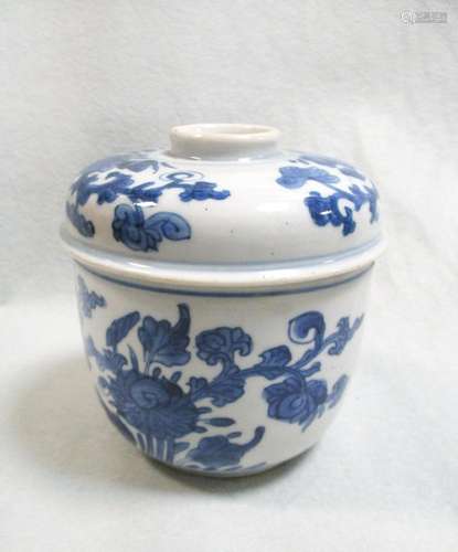 A Kangxi bowl and cover, each painted with two sprays of flowers, 10.5cm high