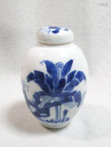 A Kangxi ovoid jarlet with cover, painted with two ladies standing in a garden, 9.5 cm high (2)