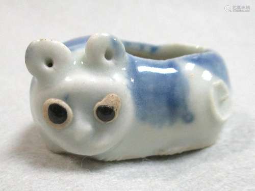 A Kangxi bird feeder, the reclining feline with black eyes, 5.1cm length