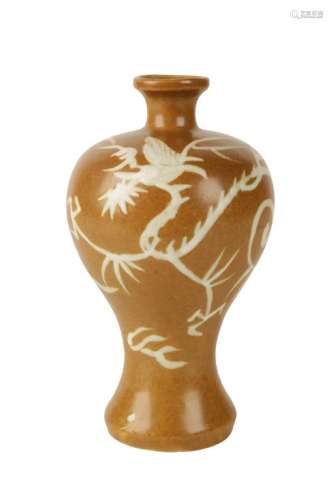 RARE RUSSET-GLAZE MEIPING VASE, WANLI PERIOD