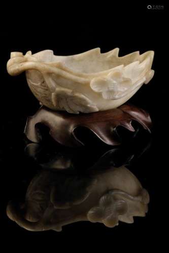 SMALL CARVED GREY AND WHITE JADE 'PEACH' FORM CUP, LATE QING / EARLY REPUBLIC