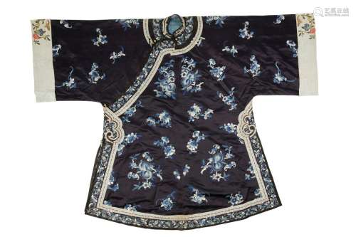 BLUE SILK EMBROIDERED ROBE, LATE QING DYNASTY