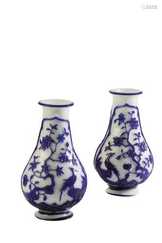 PAIR OF BLUE OVERLAY PEKING GLASS VASES, LATE QING DYNASTY