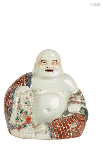 FAMILLE ROSE LAUGHING BUDDHA, LATE QING / EARLY REPUBLIC PERIOD,