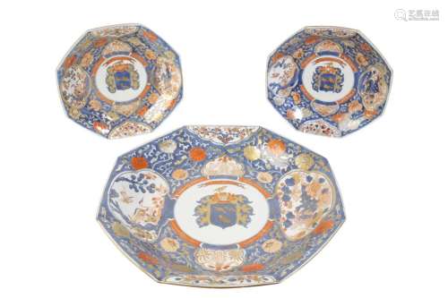 LARGE IMARI EXPORT OCTAGONAL DISH, KANGXI PERIOD