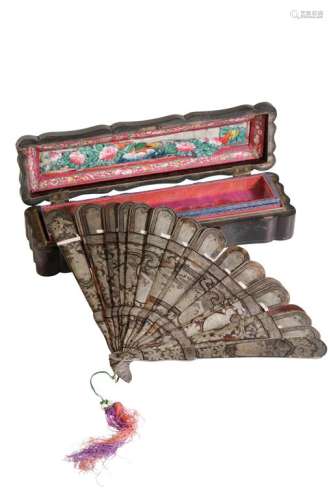 RARE EXPORT TORTOISESHELL AND MOTHER OF PEARL FAN, QING DYNASTY, 19TH CENTURY