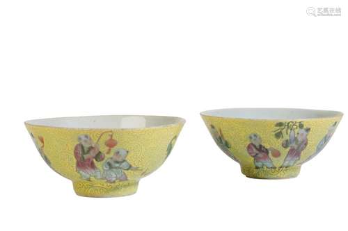 PAIR OF YELLOW-GROUND FAMILLE-ROSE BOWLS, QING DYNASTY, 19TH CENTURY