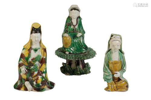 FAMILLE VERTE AND BISQUE FIGURE OF GUANYIN, KANGXI PERIOD