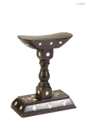 JICHIMU AND MOTHER-OF-PEARL INLAID STAND, LATE QING DYNASTY