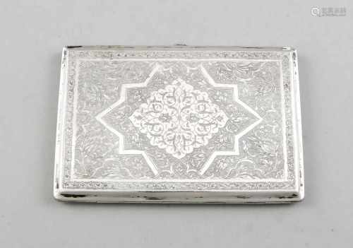 Rechteckiges Etui, Iran/Persien, 20. Jh., Silber punziert, Wandung mit reichem, floralenGravurdekor,