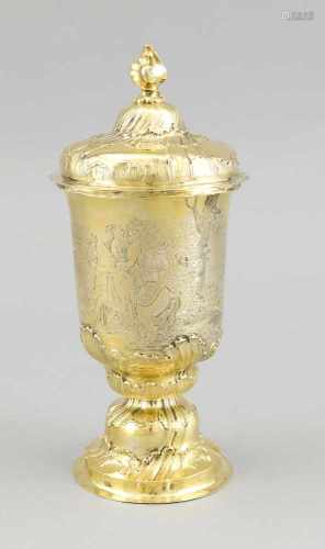 Rokoko-Deckelbecher, Frankreich, lt. Drittel 18. Jh. Silber, vergoldet. H. 24 cm. 373 g.